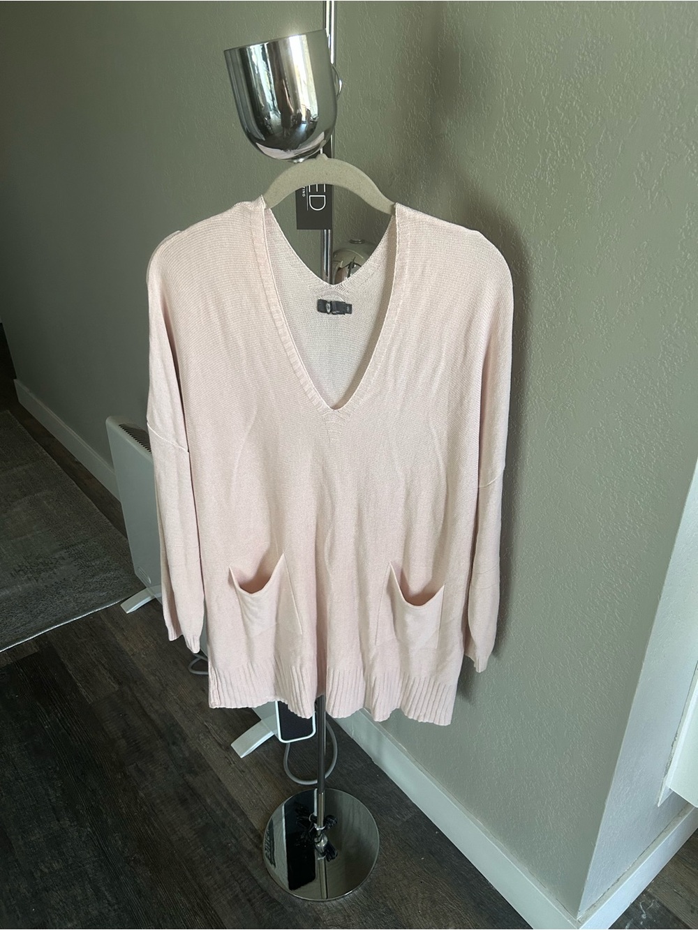Women's Light Pink V-Neck Pocket Sweater
